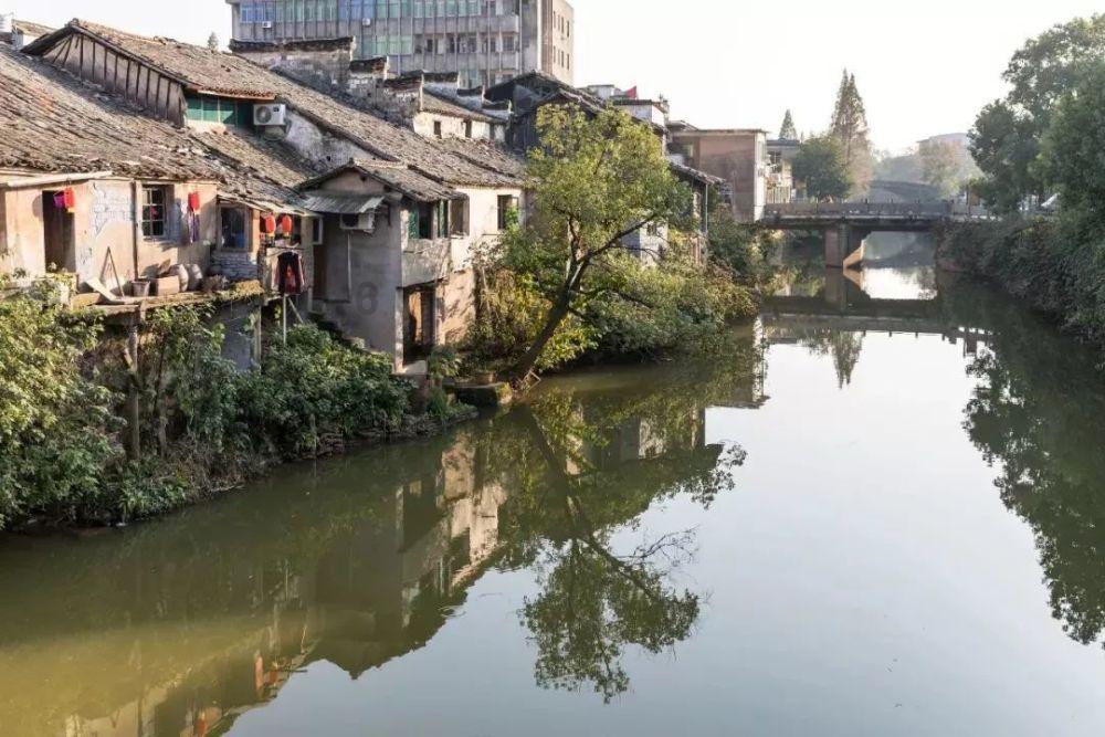 平时喜欢宅家看剧，投影仪和电视哪个性价比更好？有哪些平价推荐？游戏画面